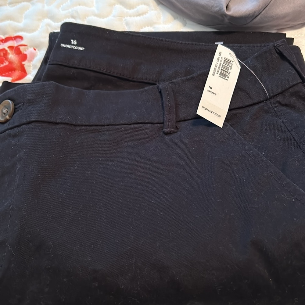 Black Old Navy Women’s Khakis size 16 Short